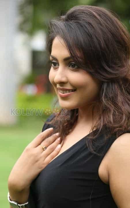 Sexy Madhu Shalini Photos 37 147636 Kollywood Zone