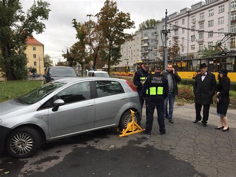 Janusz Korwin Mikke Przy Samochodzie Z Zablokowanym Ko Em Czy To Jego