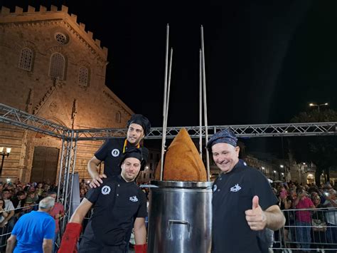 L arancino più grande del mondo è a Messina la rosticceria Panyllo