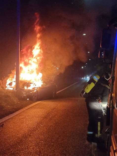 Auto fängt nach Unfall Feuer ÖBFV