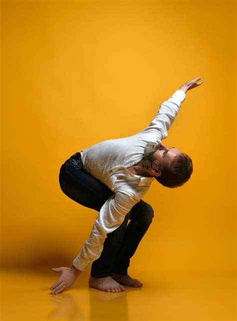 Yoga Practicante Del Viejo Hombre Que Hace Estirando Ejercicios Contra