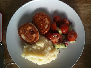 Billig Og God Middag Fiskekaker Med Potetstappe Og Tomatsalat