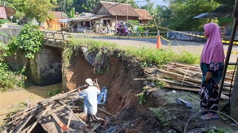 Hujan Deras Tembok Penahan Tanah Jembatan Rancagawe Longsor