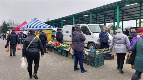 Spory ruch na opatowskim targu w środę 13 marca Jakie ceny warzyw i