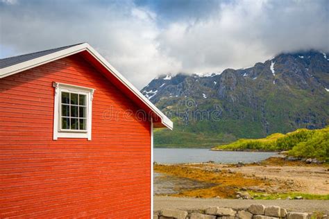 Casas Vermelhas Da Pesca De Tipical No Fiorde Ilhas De Lofoten