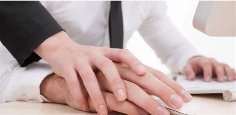 Sếp nữ đơn thân rỉ tai chuyện sex nam nhân viên bất lực chịu trận Báo Dân trí