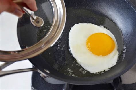 How To Fry An Egg To Perfection Over Easy Eggs Perfect Fried Egg Easy Eggs