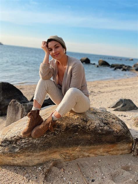 Hot Sexy Elana Meta Bikini Pics