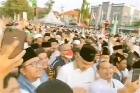 Momen Ganjar Pranowo Bersalaman Dengan Peserta Harlah Abad Nu