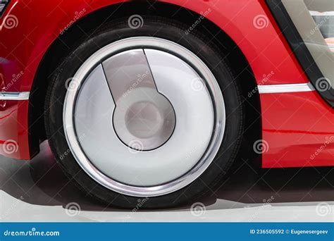 Roda De Um Carro Desportivo Vermelho Fechado Foto De Stock Imagem De