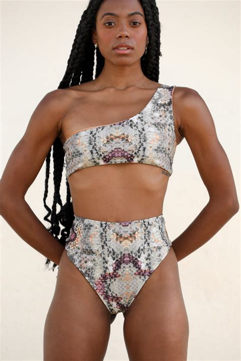 9 Hot Sexy Aiko Brondo Bikini Pics