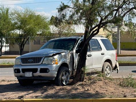 Estrella su camioneta contra árbol en la Nuevo Triunfo La Estación de NCG