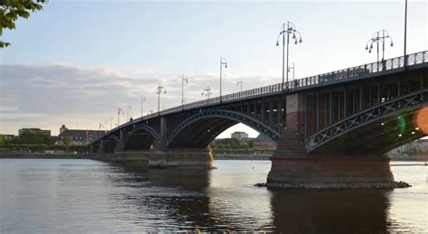 Schiersteiner Brücke Zweispurige Auffahrt zur Theodor Heuss Brücke