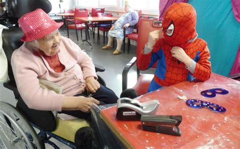 F M Luzel Les enfants déguisés rencontrent les résidents de lEhpad