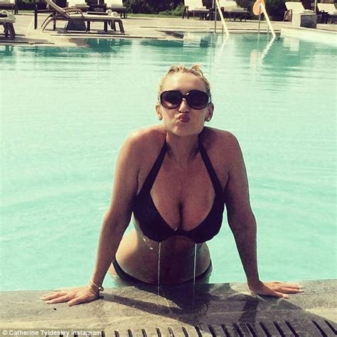 Coronation Street S Catherine Tyldesley Drives Her Fans Wild With Very Busty Bikini Shot Daily