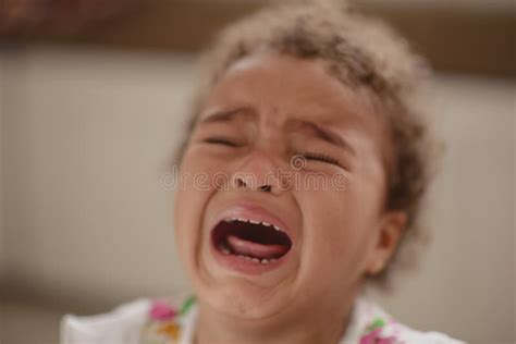 Fin Vers Le Haut De La Fille De Petit Enfant Pleurant Avec Plor Sur