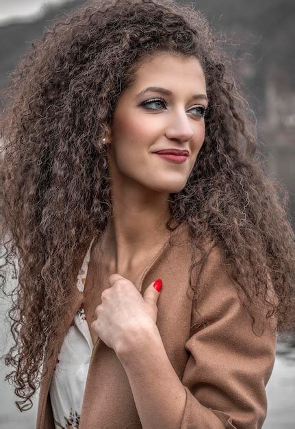 Retrato De Una Mujer Sonriente Foto Premium