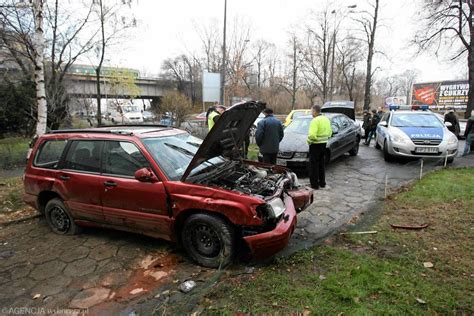 Wypadek Na Wis Ostradzie Auto Wylecia O Z Drogi