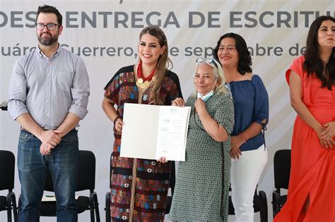 Entrega Evelyn Salgado Escrituras A Familias De Colonias De Acapulco