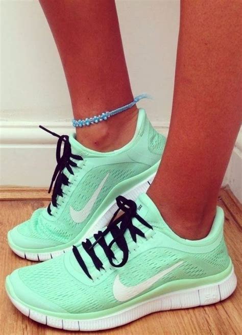 Легкие кроссовки на лето