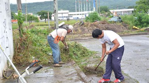 La Tupac Amaru realizó tareas de desmalezamiento en la Escuela Alberdi