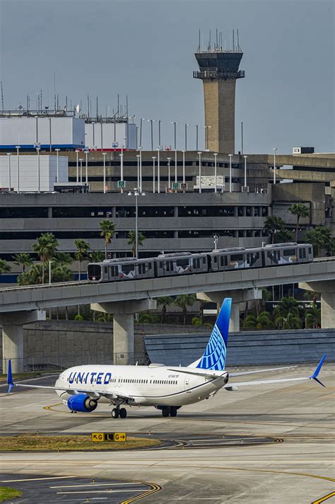 United Airlines Boeing Er Wl N With The Iconi Flickr