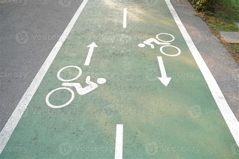 Des Panneaux De Voie Cyclable Peints Sur Une Voie Cyclable Verte Piste