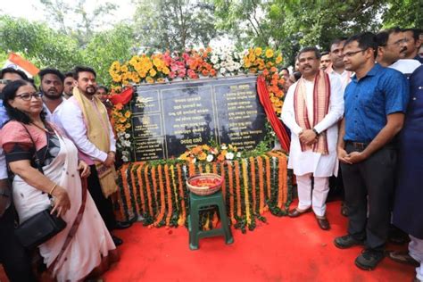 Anurag Thakur, Dharmendra Pradhan Pay Tributes To Freedom Fighters ...