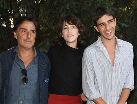 Photo Yvan Attal Sa Compagne Charlotte Gainsbourg Et Leur Fils Ben