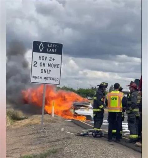 Vehículo Tesla se incendia en plena autopista en California EEUU