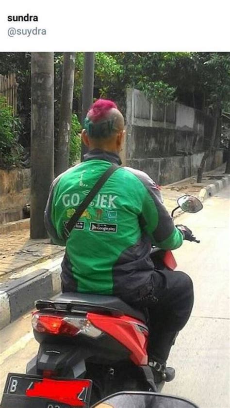 Potret Gaya Nyeleneh Driver Ojol Saat Cari Orderan Tampil Nyentrik