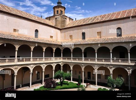 Antiguo Hospital De Santa Cruz Fotografías E Imágenes De Alta