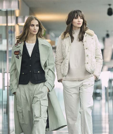 Aeronautica Militare: la moda che esalta la donna contemporanea