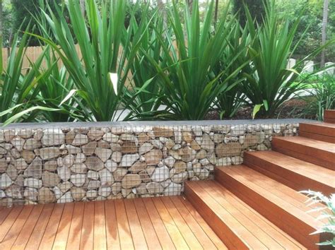 Mur en gabion comme un élément décoratif dans le jardin