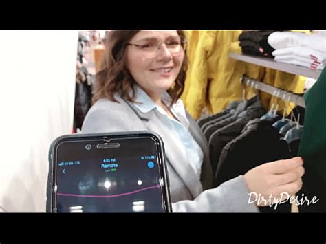 Sarah Sota me chupa la polla en un vestuario mientras le controlan el coño XVIDEOS