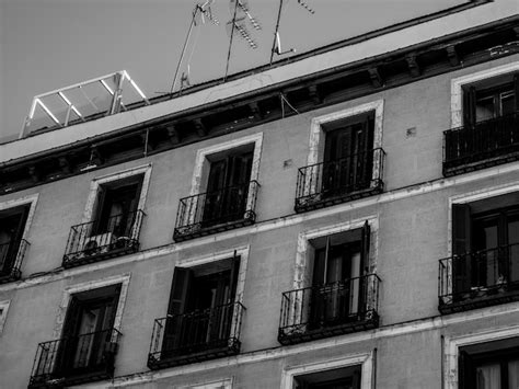 Vista Del Exterior De Un Antiguo Edificio Residencial Con Balcones