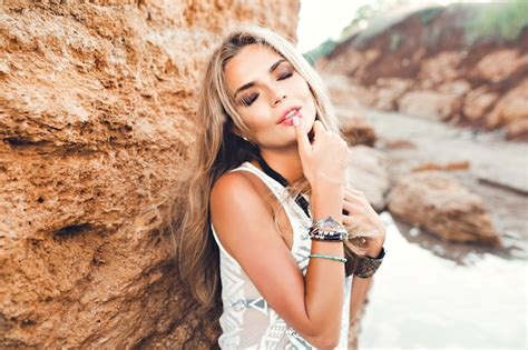 Portrait de gros plan d une fille blonde sexy aux cheveux longs posant à la caméra sur fond de