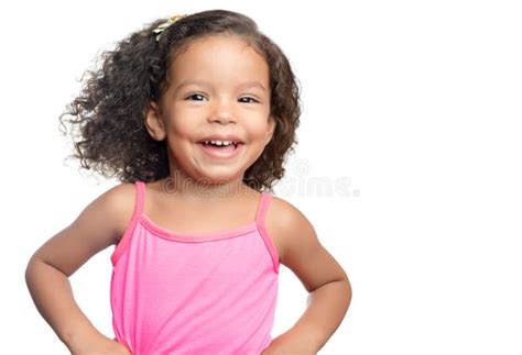 Petite Fille Joyeuse Avec Une Coiffure Afro Mangeant Un Biscuit De