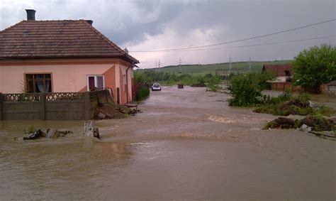 VIDEO Masini Luate De Ape La Huedin Inundatii La Huedin Trafic