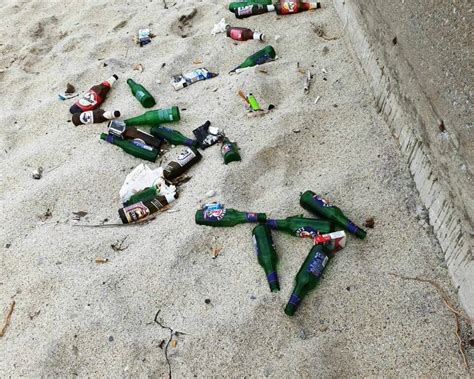 Vibo Marina I Barbari Sporcano E Due Cittadini Ripuliscono La Spiaggia