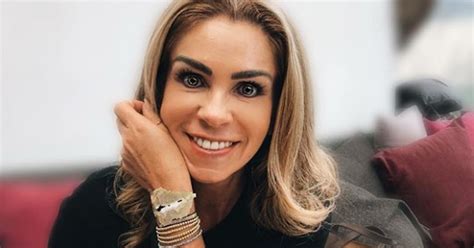 Rocío Sánchez Azuara toma el soy con sexy bikini