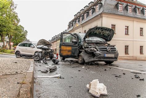 Vollsperrung Nach Schwerem Unfall Auf B Im Erzgebirge Zwei Personen