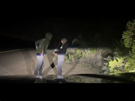 Sexe En Public Brutal Lui Marteler La Chatte Sur Le Bord De La Route Xvideos