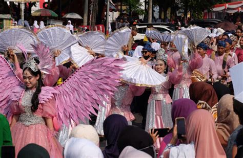 4000 Peserta Kirab Budaya Tumplek Di Jalan Veteran Kota Serang