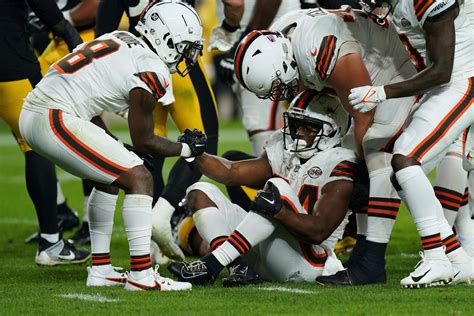 Browns Star Running Back Nick Chubb Carted Off With Knee Injury Vs