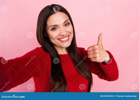 Foto De La Jovencita De Brunette Cool Do Selfie Show Thumb Up Use Pullover Roja Aislado En Color