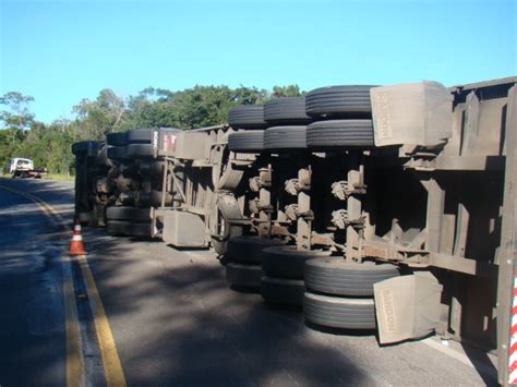 G1 Carreta Tomba E Prensa Carro Em Grade De Proteção Da Sp 281