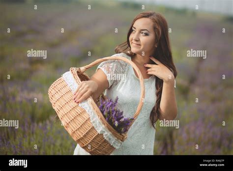 Belle Brunette Pulpeuse Dame Nubile Femme Avec Des Yeux D Un Bleu Profond Qui Posent Sur Domaine