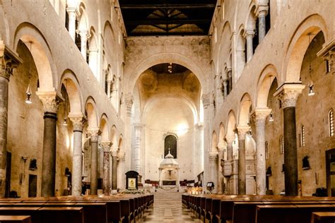 Interior De La Nave Principal De La Catedral Bas Lica De San Sabino En