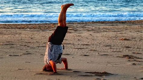 Senam Lantai Gerakan Headstand Dan Handstand Harian Haluan